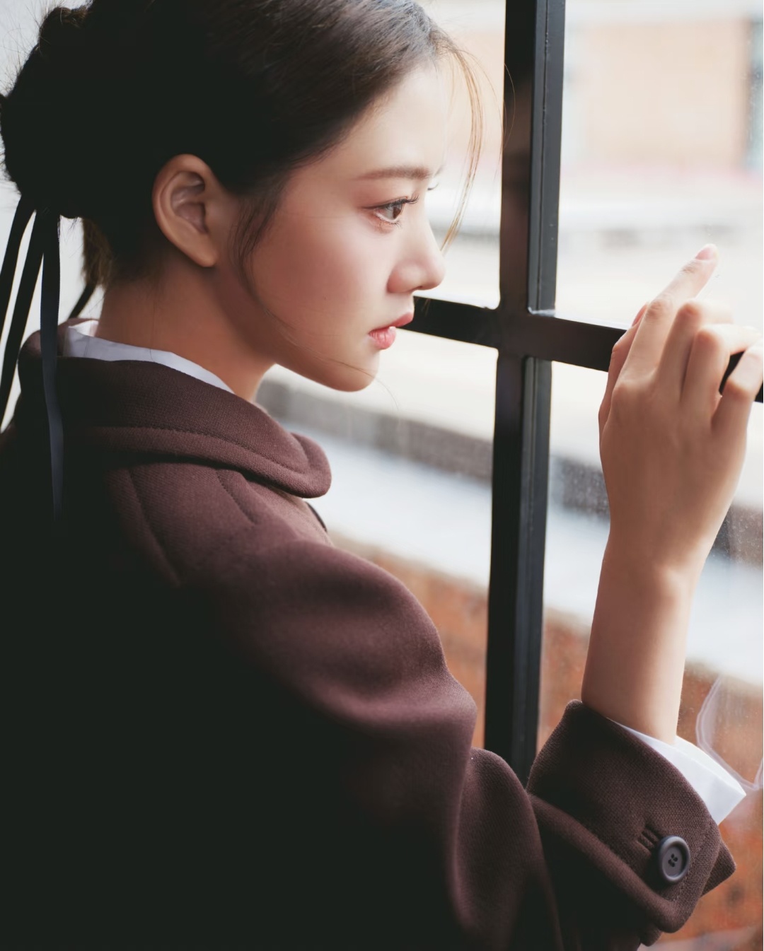 任敏的一组棕色穿搭写真～ 