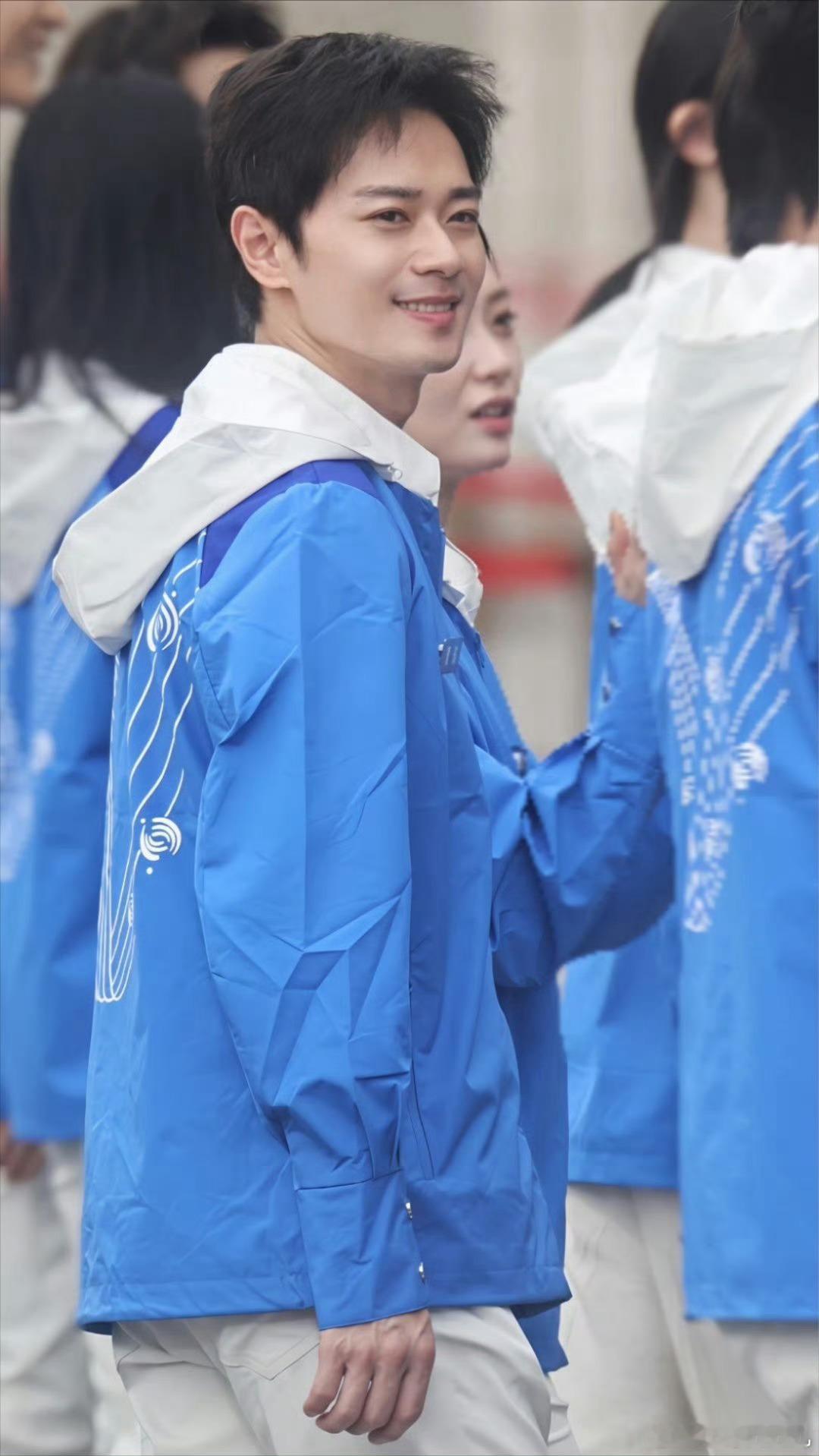 哎……曹骏要不是因为小时候练武导致个子不够高（和目前的同龄人比），发展应该能更好