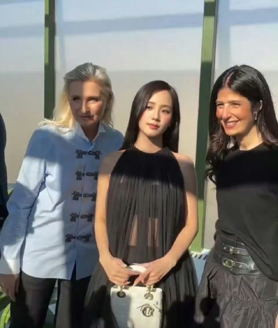 金智秀 迪奥公主不得不说！🦅是真的亲韩！内🐟迪奥批发大使们真的待遇不行！金智