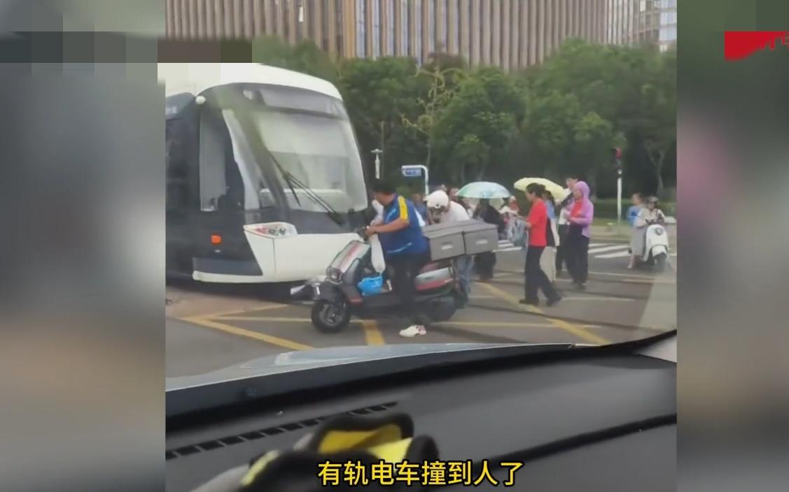 近日江苏南京，一35岁女子骑着电动车在马路上，经过路口时，没有看红绿灯直接就过去