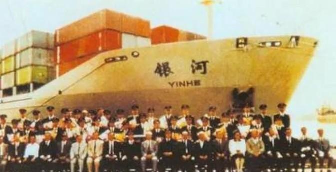 1993年，美士兵登上我“银河号”货轮搜查。打开角落一个货柜，里面露出几个金属桶
