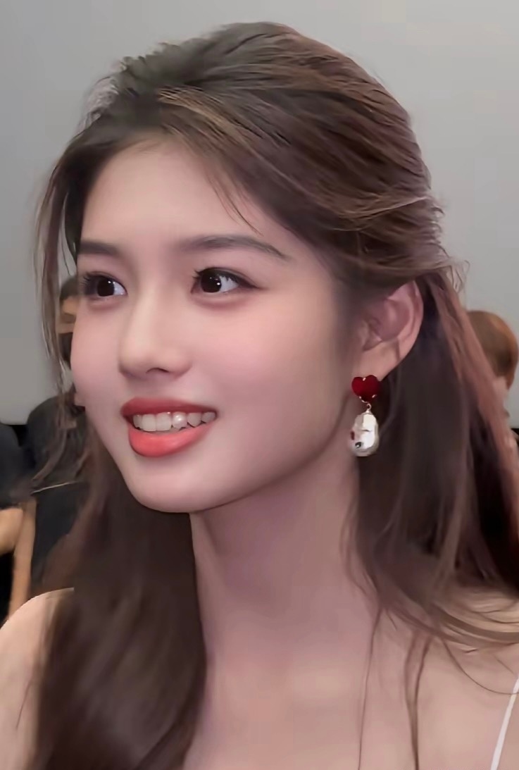 艾米的美丽是全家人共同努力多年的成果。一般小时候过于好看的孩子长大了容易长偏，或