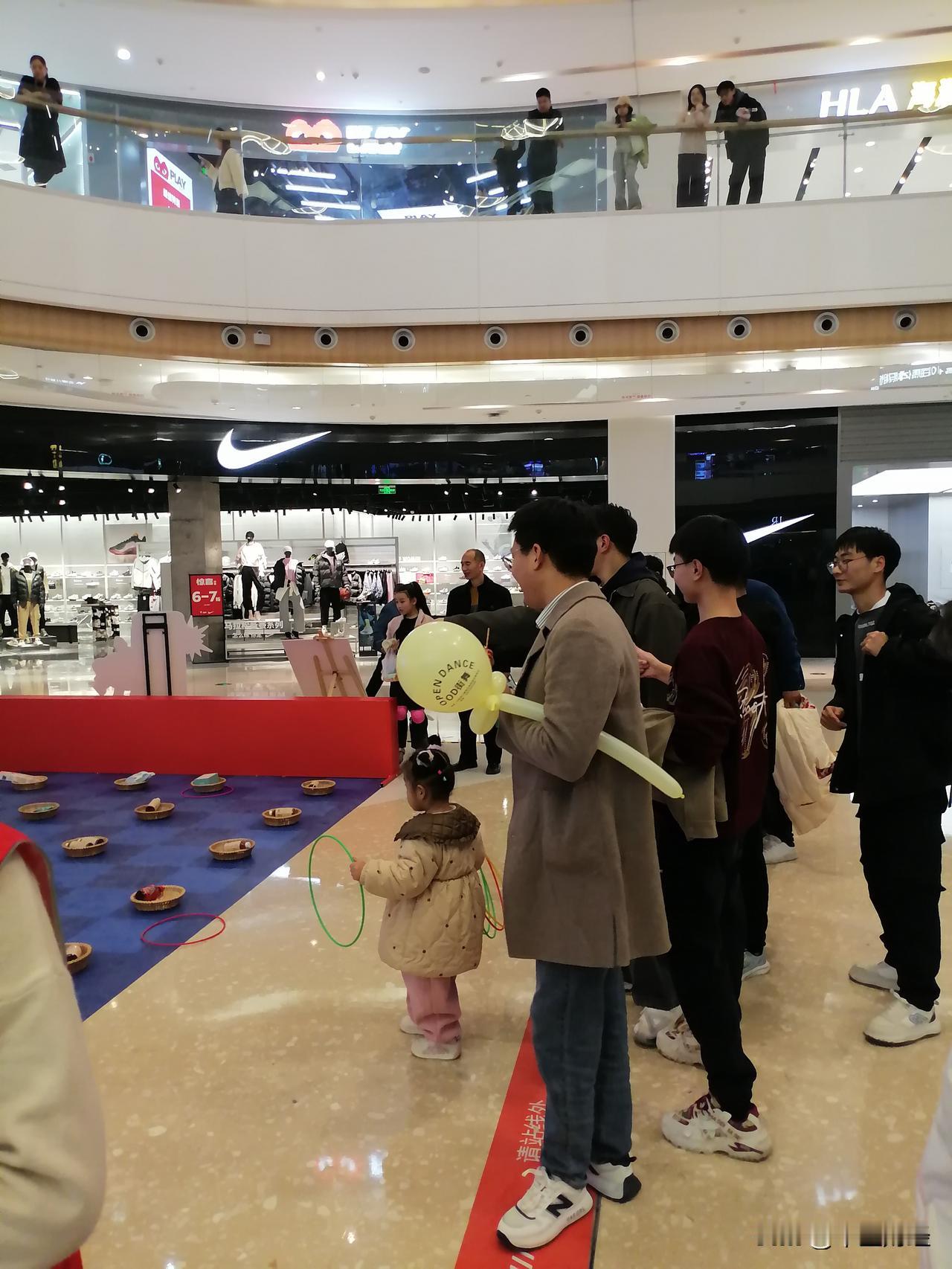 实际上，套圈运动如同股票市场，能成功套中并获得礼物的终究是少数！
股票一旦被套，