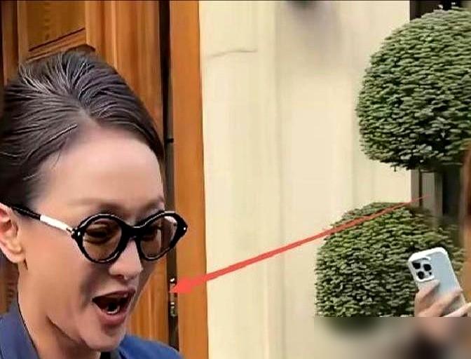 周迅也曾坐在沙发上，为镜子里的皱纹天天哭。阳光再好，也暖不透那颗焦虑的心，甚至动