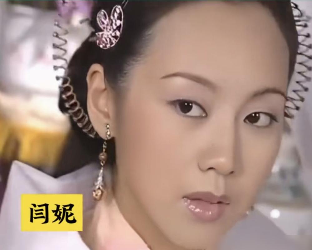 别瞎逼逼闫妮老态认不出！她踩红毯晃三晃被骂失态，转头把飞天金鹰白玉兰拿了个遍！