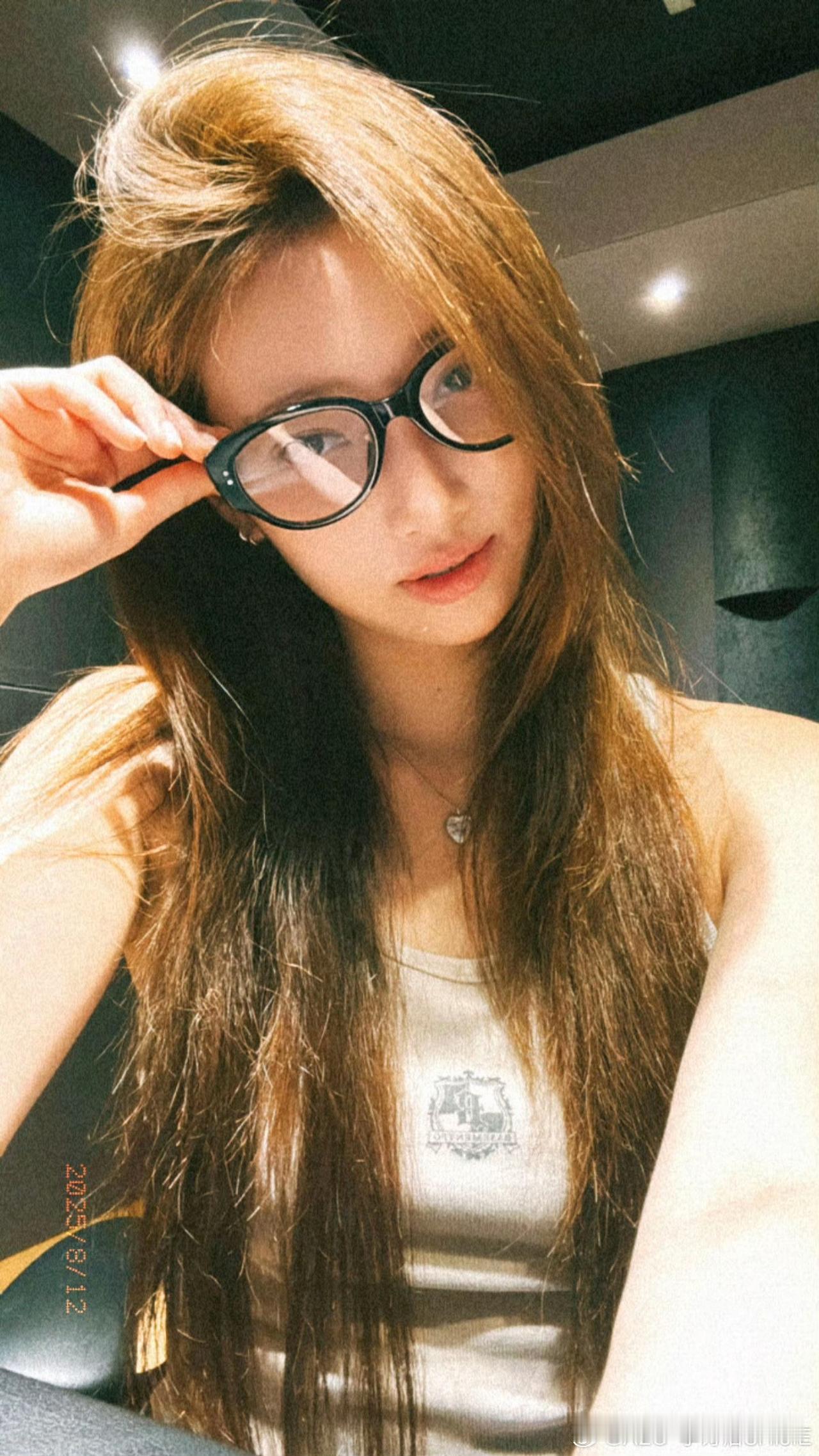 李诗洁，眼镜一戴，反差感十足[飞吻][飞吻][飞吻]