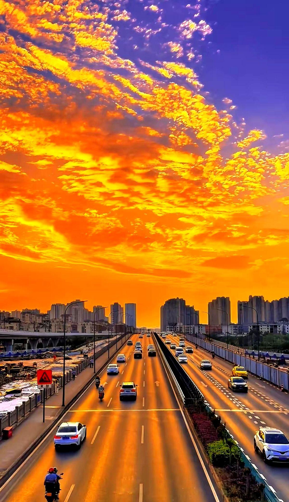 如果一个人外在表现的很理智很清醒，似乎不带什么情感和浪漫。
那个看起来多愁善感的