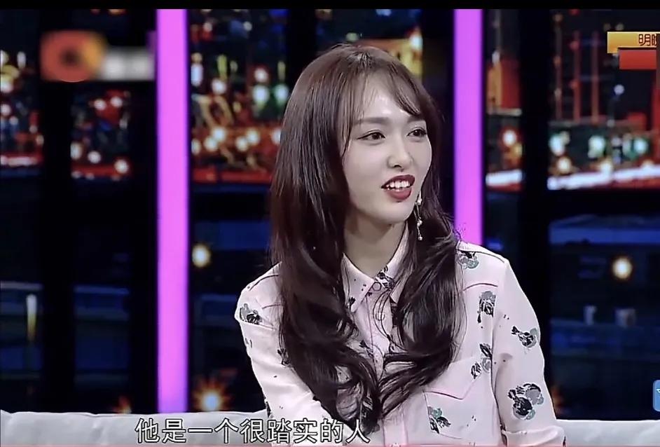 主持人：“你妈妈喜欢他吗”
唐嫣：“我妈妈，她就觉得他是一个很踏实的人，其实他对
