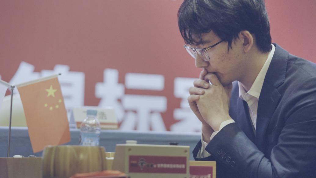 【00后围棋“三冠王”丁浩：与AI下棋，能帮我冷静下来】有人说，AI的出现让围棋