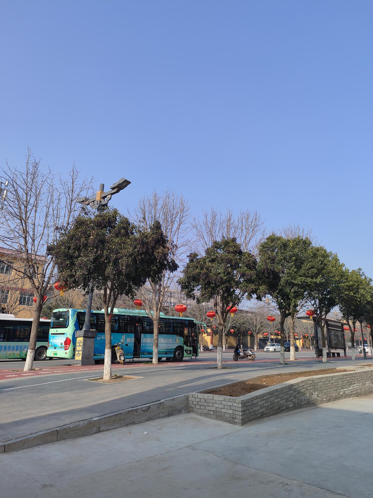 晴空万里，红灯高挂，春日的街头满是烟火气与年的余温，日子明亮又安稳。