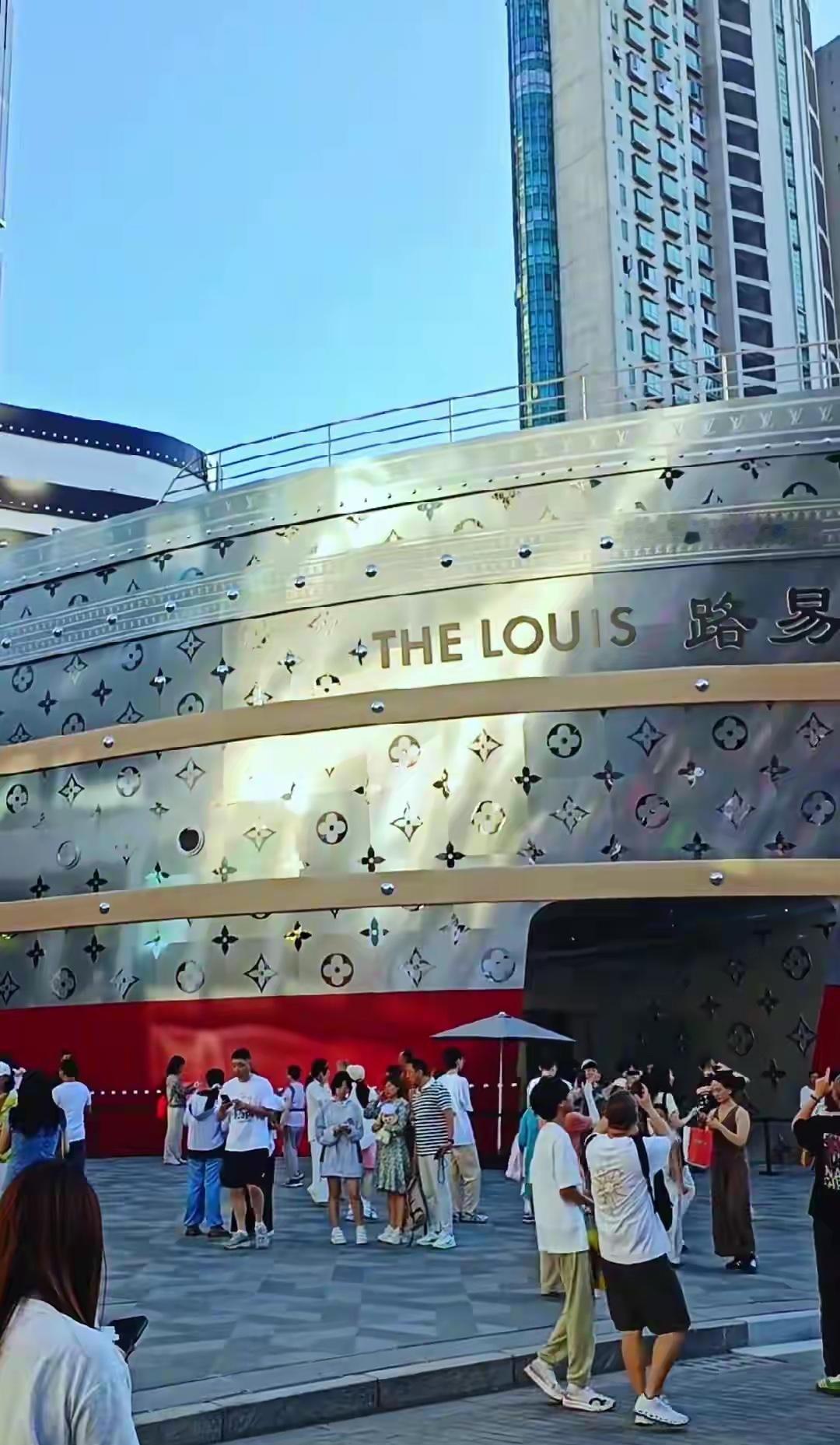 LV大秀的惨淡收场！明星集体跑路闭门硬撑，起诉的架势反而更凶了
万众期待的LV上