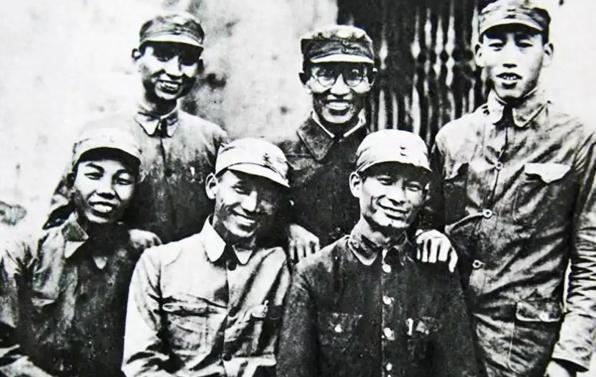 1939年7月，华北平原一个深夜，一千多日伪军坐着卡车、拖着钢炮，把一个国民党军