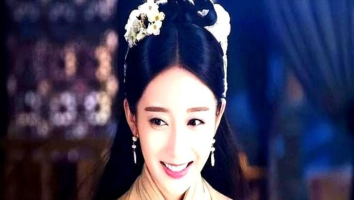 1182年，名妓严蕊被朱熹抓进大狱，狱卒扒掉了她的衣服，强迫她趴在冰冷的地砖上，