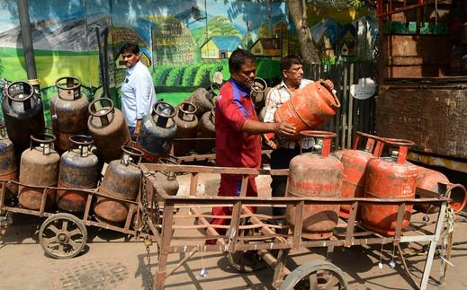 英媒提出一个很现实的问题：靠能源来“卡中国脖子”，已经没用了
29日，英国《金融