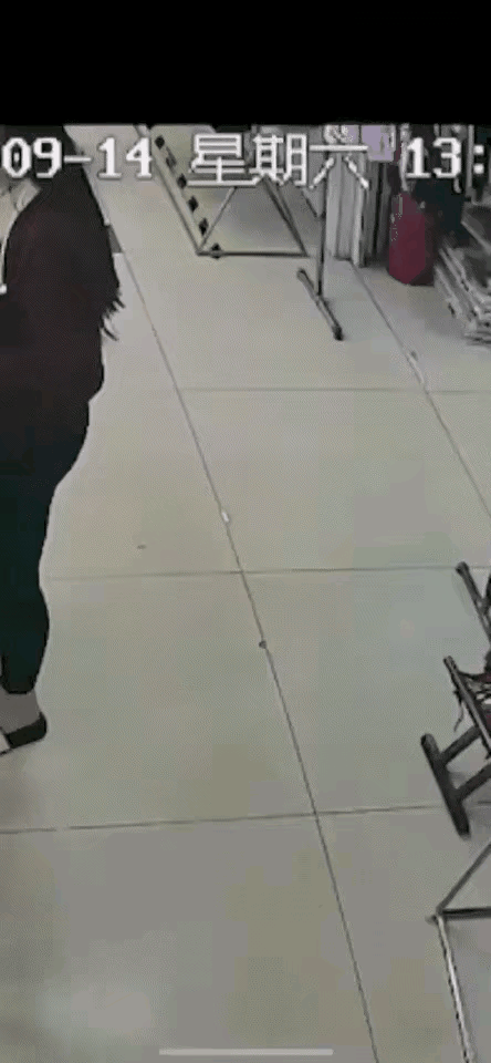 实在是太令人发指了，这男子竟然将自己的j液射到别人的身上，网友们惊叹他的精准。