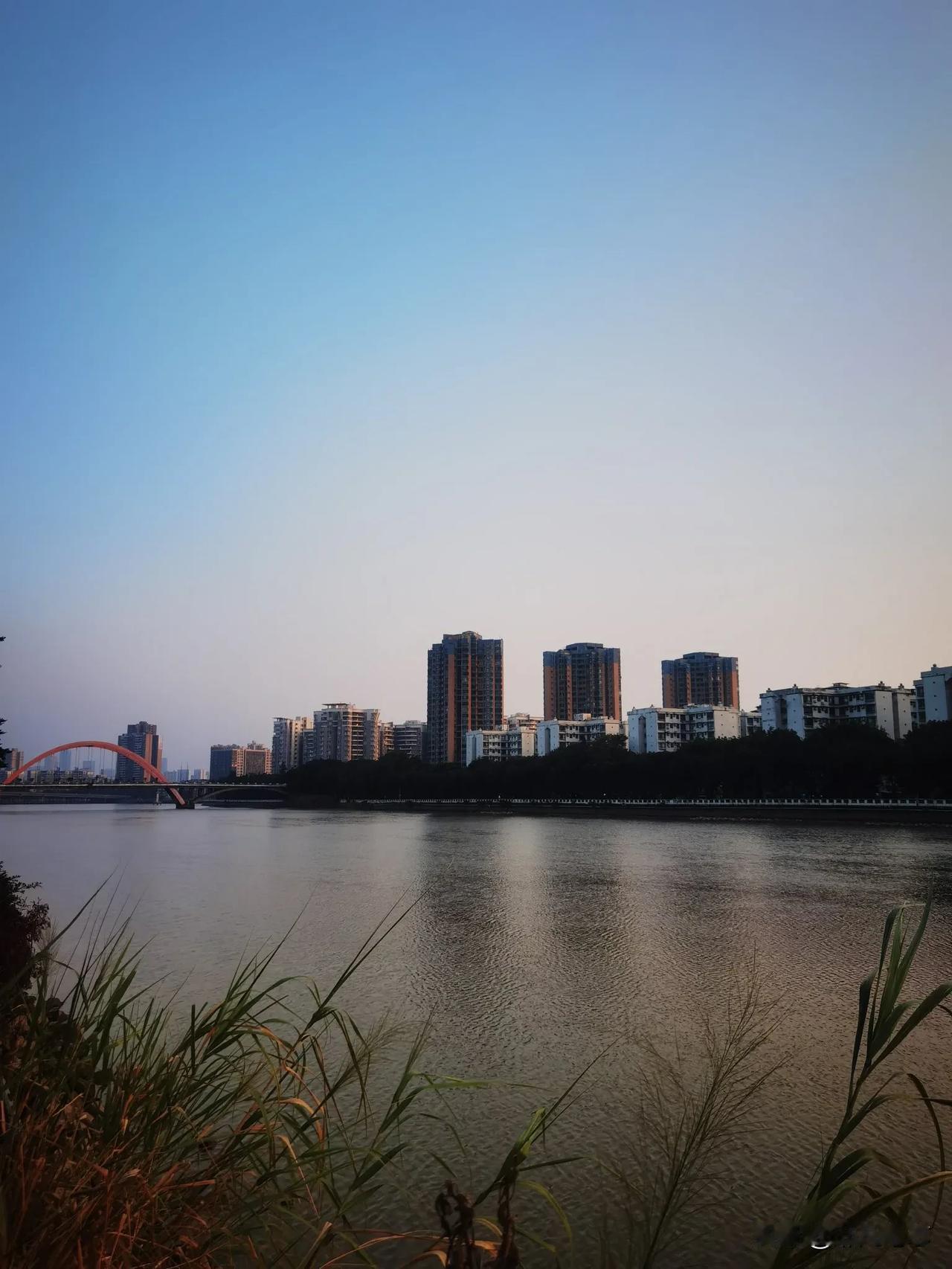 随手拍张照城市一角的江畔风景，美醉了[送自己一朵花]