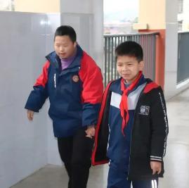 江西一男孩，患有智力障碍和语言障碍，上一年级时已经11岁了，老师嘱咐一7岁男孩：