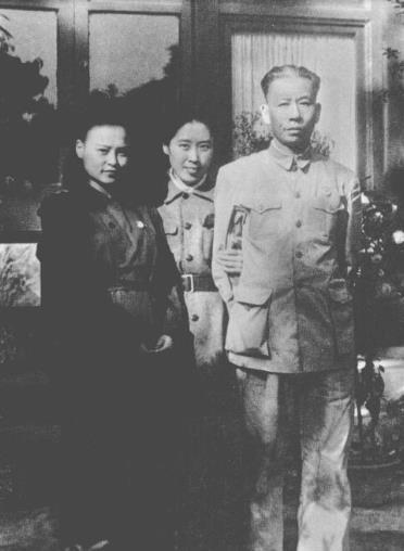 1949年，刘少奇、王光美与刘爱琴在北平