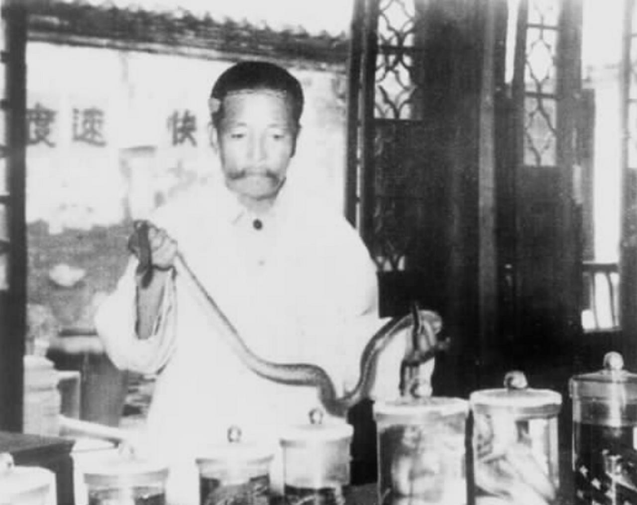 1955年，一个走江湖的男子故意让毒蛇咬自己的舌头，等蛇释放完毒素后，他一口咬下