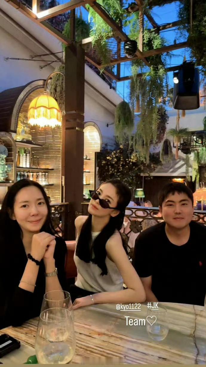 宋慧乔长发回归 宋慧乔ins出了一组西班牙马德里街头的美照，长发好美 ​​​