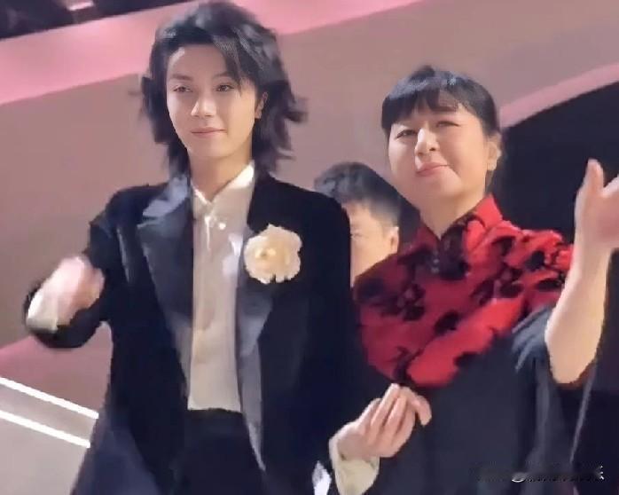 华晨宇殷秀梅：乐坛跨代情，温暖共传承

华晨宇与殷秀梅手挽手下班的画面，如冬日暖