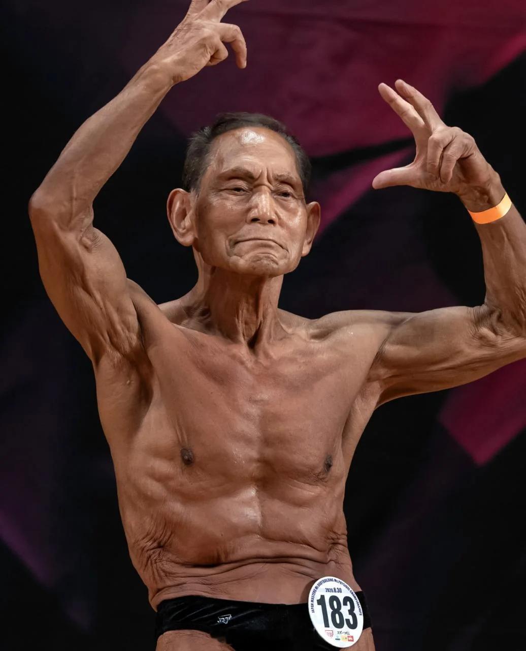 90 岁的金泽俊介在生日一天后赢得了日本 85 岁以上健美冠军 ​​​