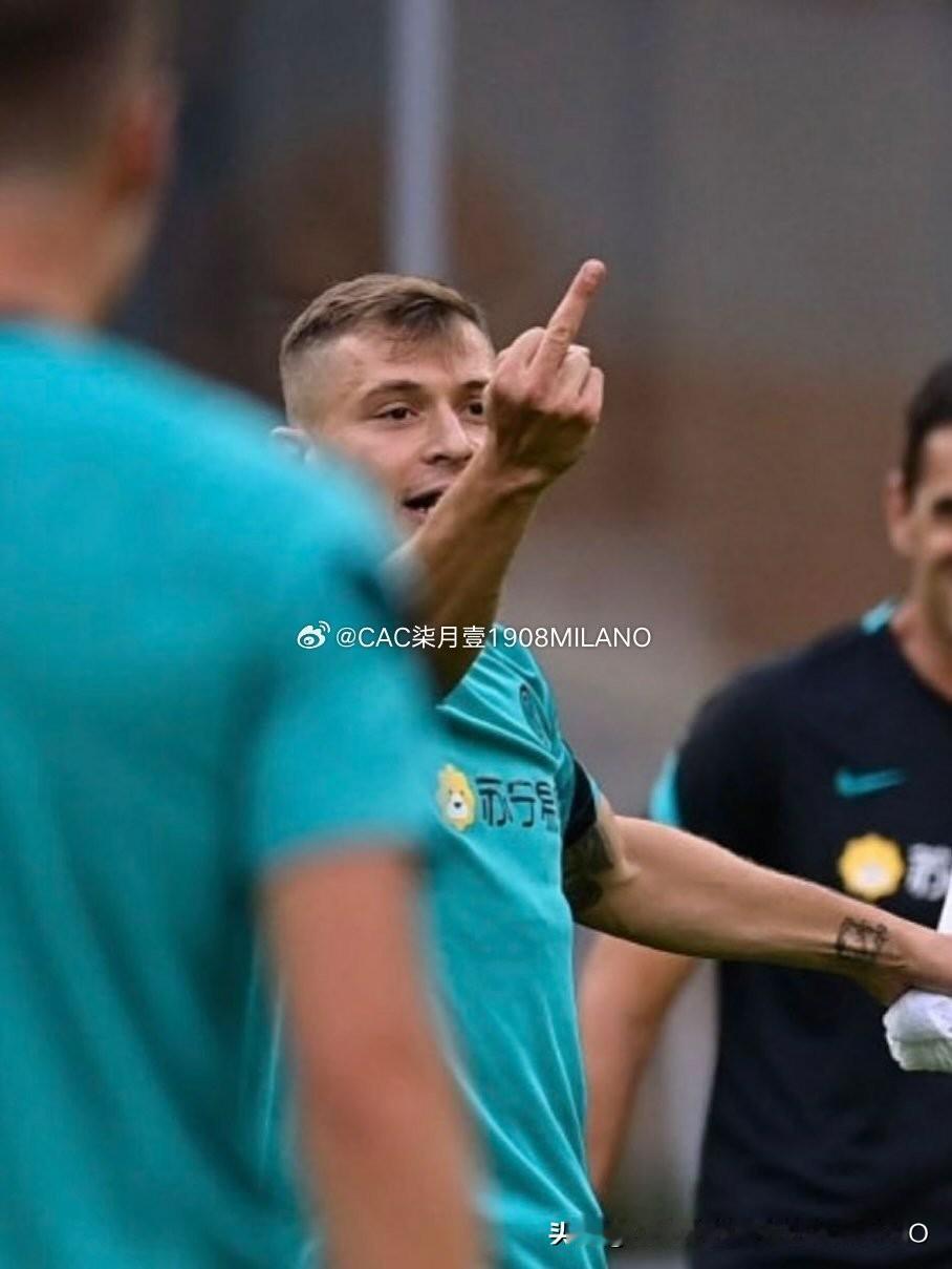 米兰故事会拉一坨
有些人都觉得是香的，
屎不拉几的啥破新闻都转发，
不要以为不制