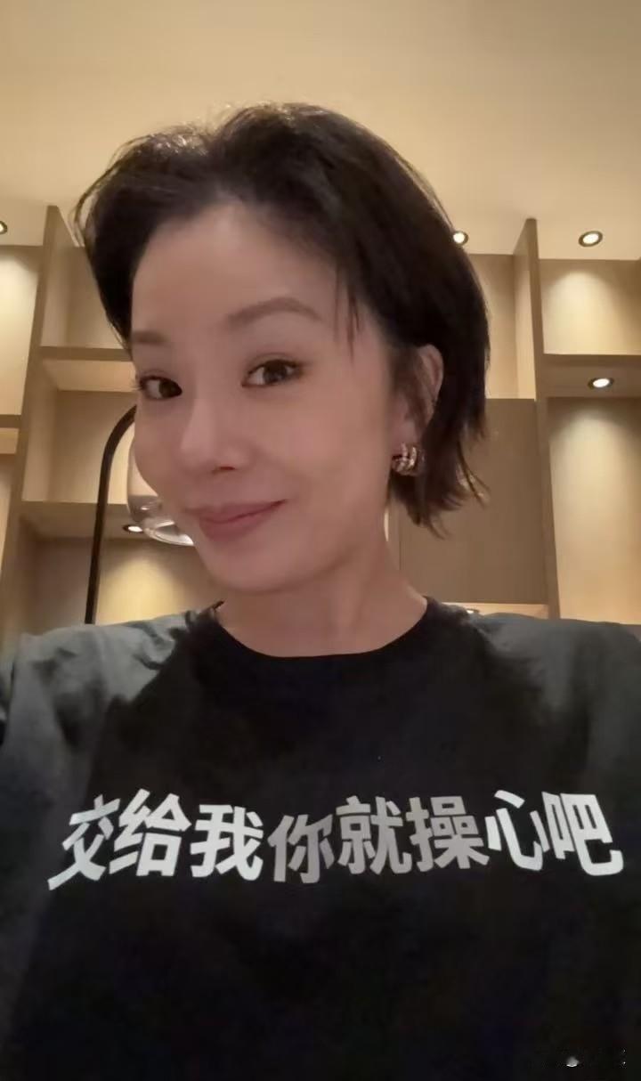 女人不问岁数，男人不问收入，
孩子不问分数，废铁不问来路！
这点人情世故都不懂吗