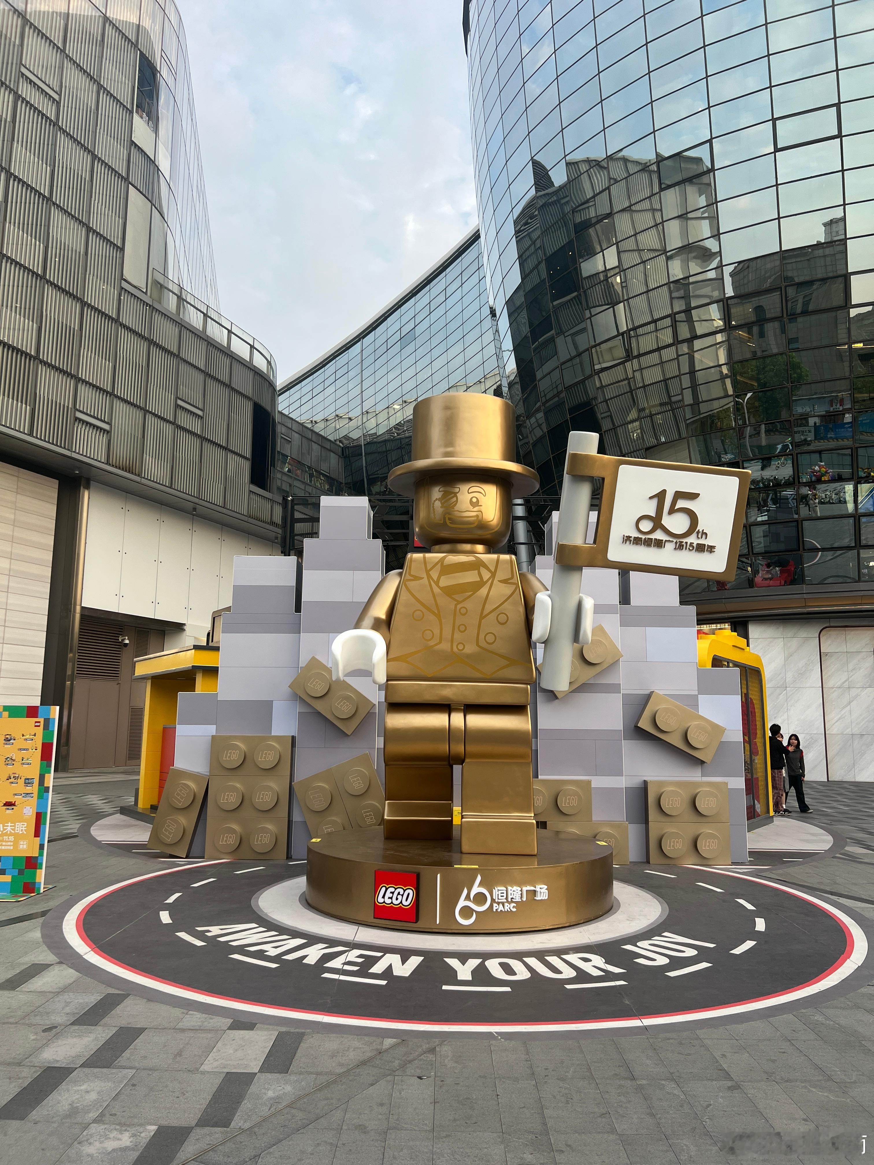 乐高小镇吗？可爱啊！济南恒隆东西塔中间的户外 济南·济南恒隆广场