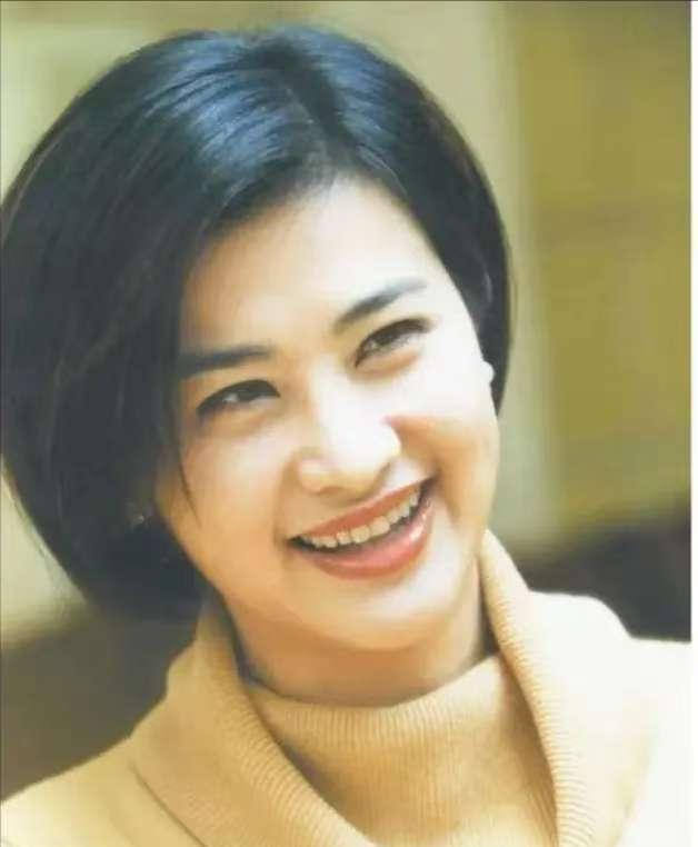 2000年，知名主持人吴小莉来到浙江，见到了自己同父异母的哥哥，她见哥哥家徒四壁