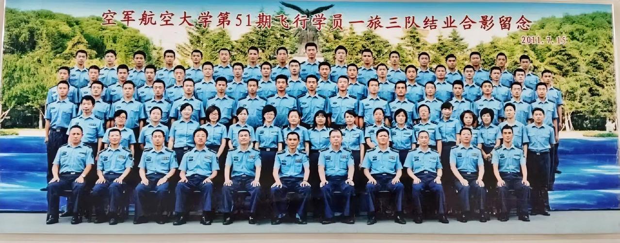 空军航空大学第51期飞行员一旅三队结业合影留念