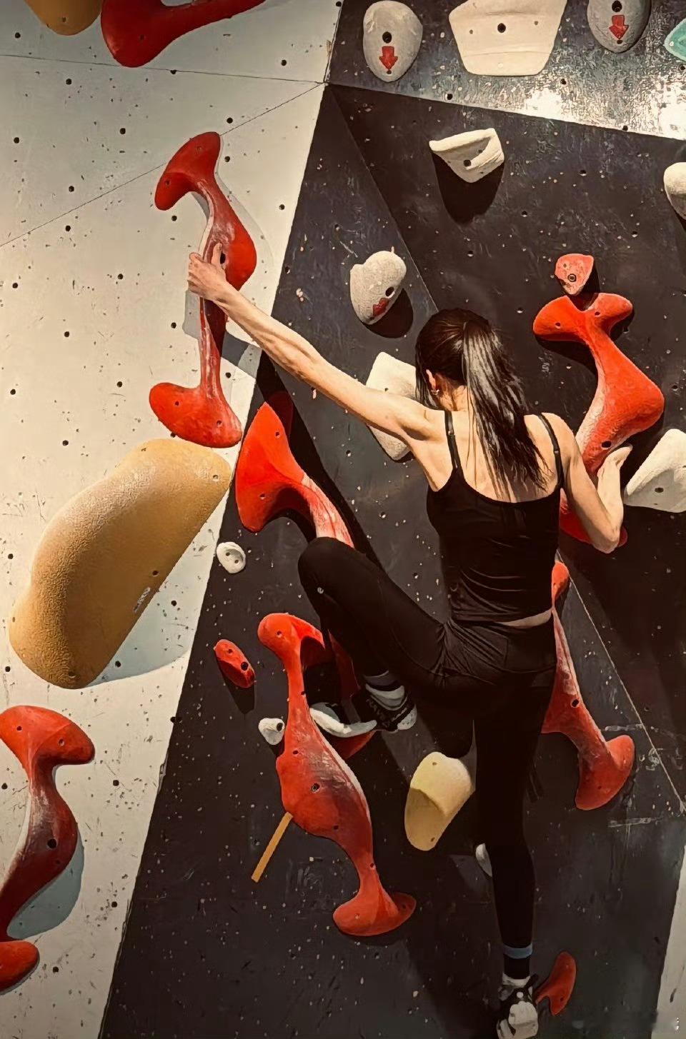 向涵之肌肉线条向涵之这个肌肉线条我太爱了，真不愧是妈妈级别的