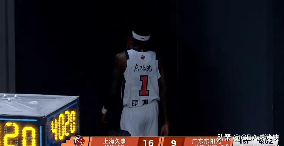半节3犯！萨姆纳直接回更衣室，广东客场要崩？

上海主场打广东，开场不到半节，萨