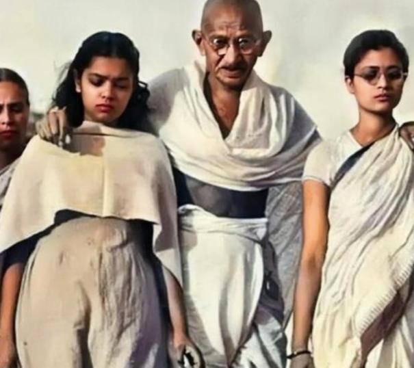 印度圣雄甘地为了锻炼自己禁欲的忍耐力，和自己的孙女、侄媳妇同床共枕，结果每一次都