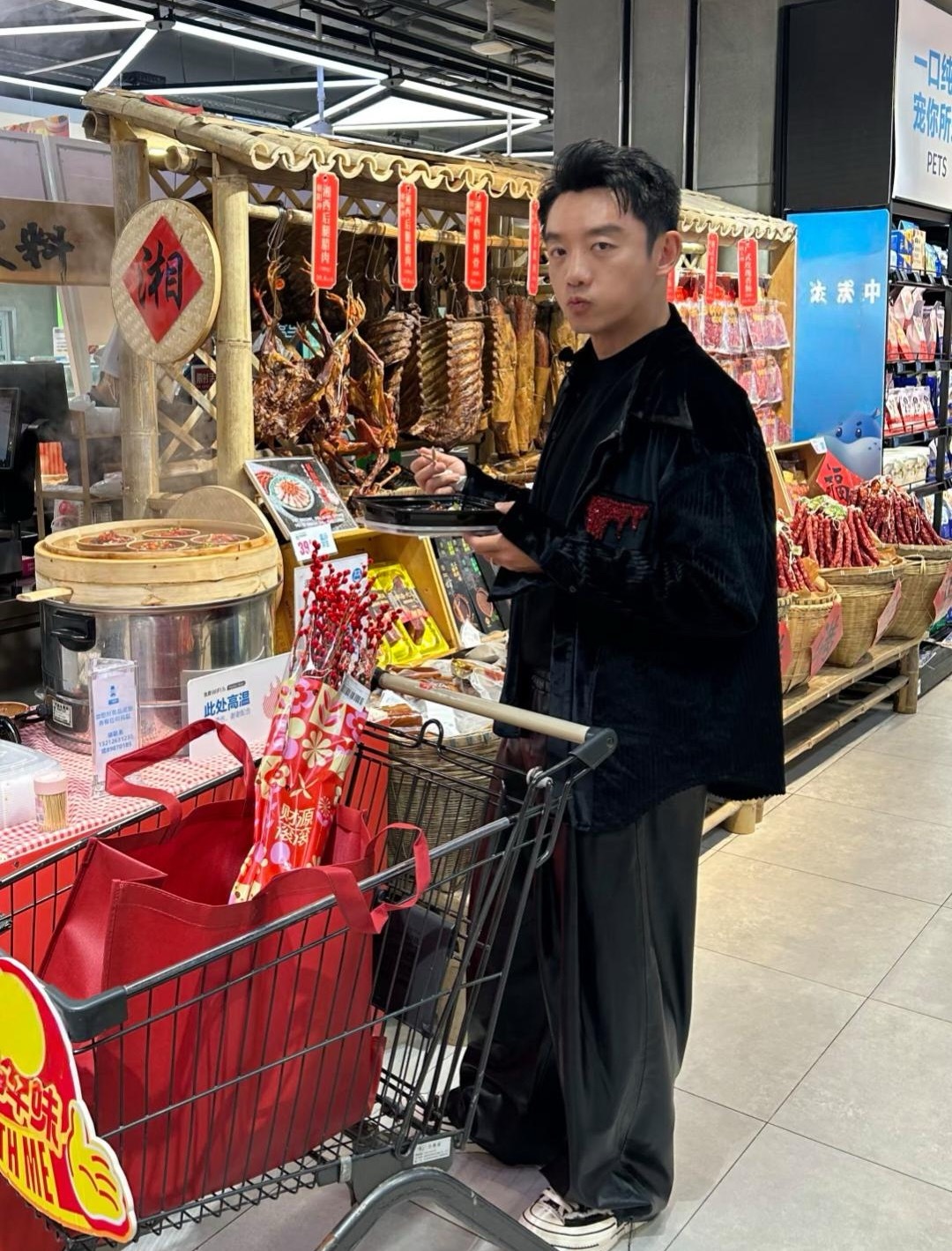 39岁郑恺现身湖南一家大型超市购买年货，他一边试吃一边卖货，非常接地气！他的个子
