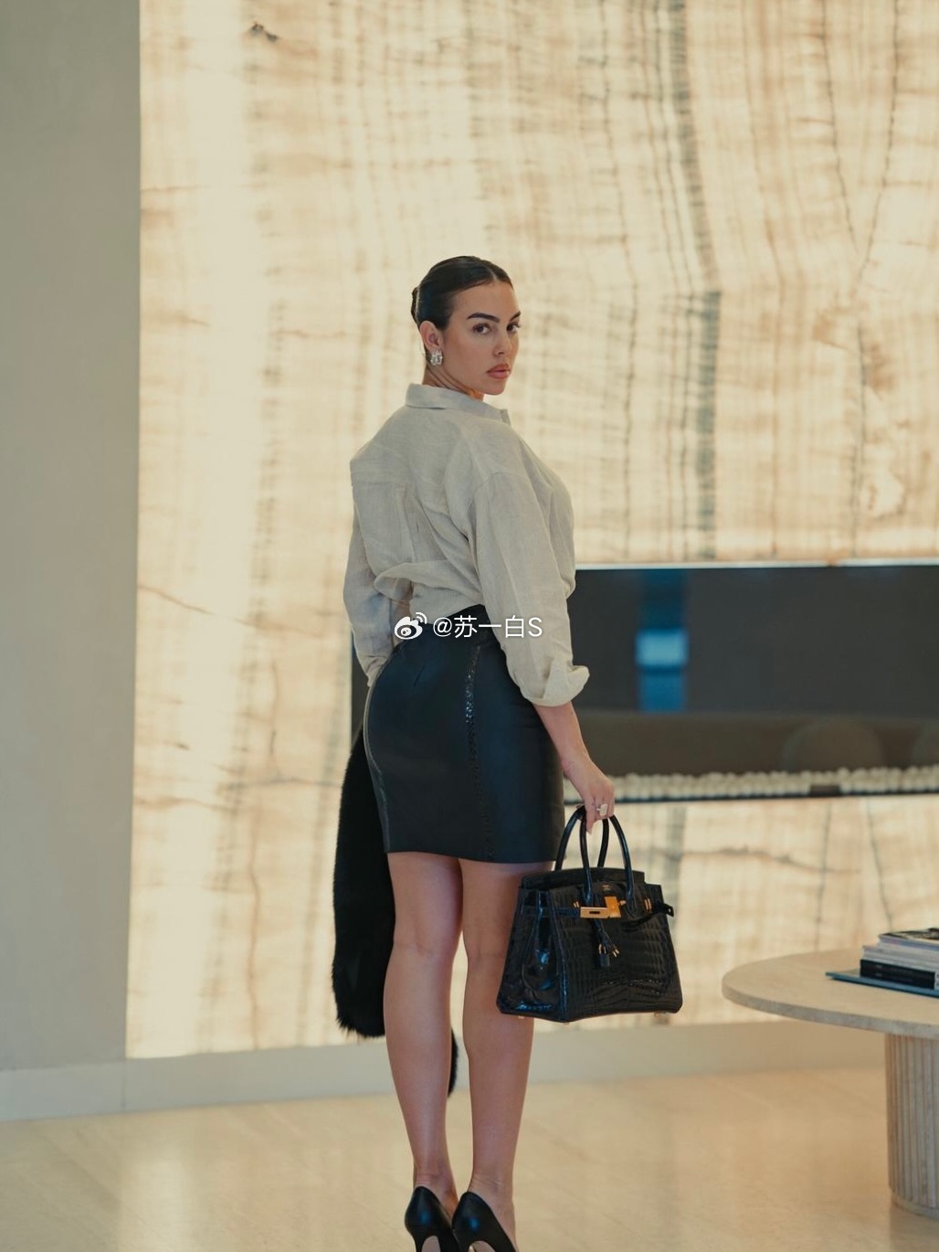 被乔治娜晒的照片闪到👇她的大钻戒、C罗的大钻表，还有布加迪威龙🙉 