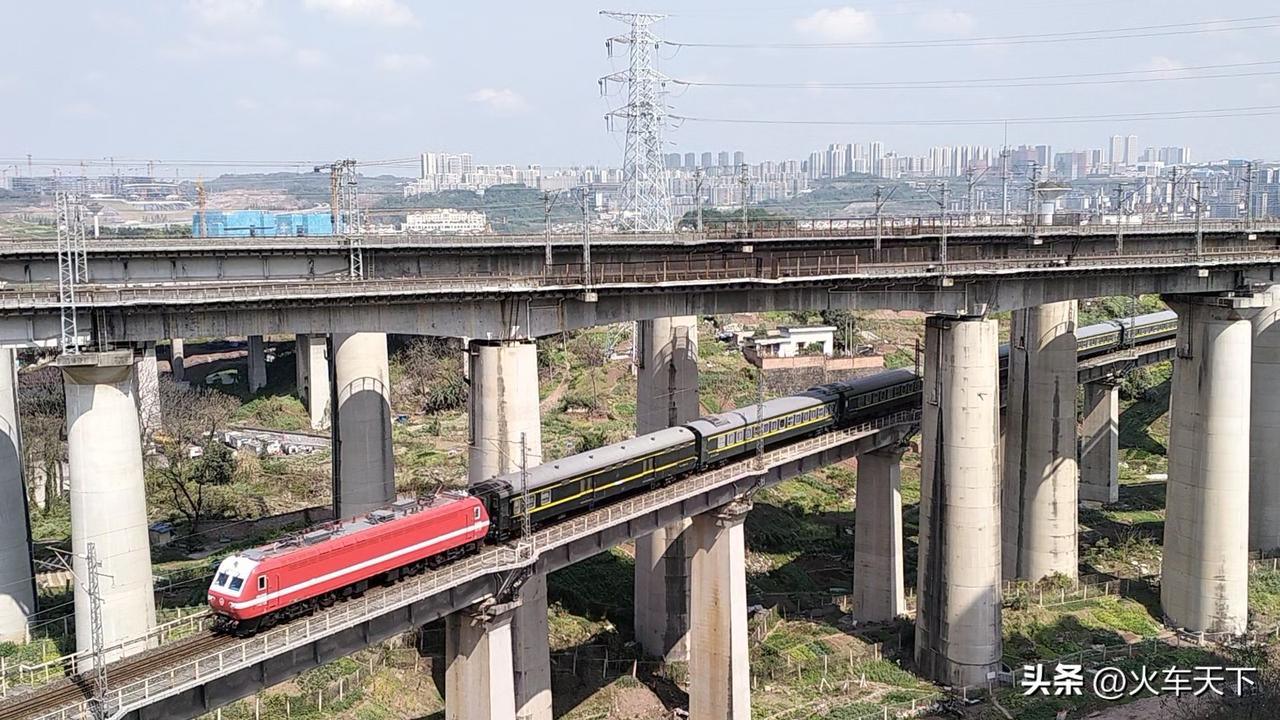 看到图中列车第一节车厢是行李车，了解火车的人看到还以为是一趟图定旅客列车，其实这