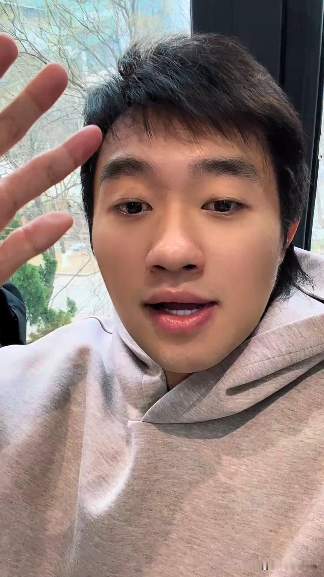 2月25日，赵子豪更新生活日常vlog。

新年开工第一天，他去理发店剪了一个新