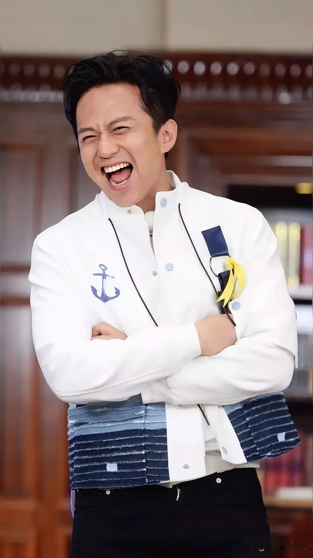 邓超有没有人设，其实早有两件事已经说明了，他的人品：一是邓超在圈内合作无数，搭档