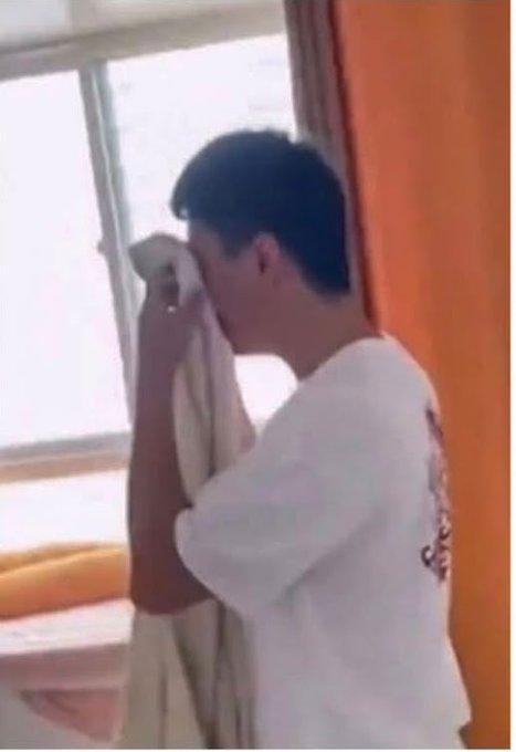 据齐鲁晚报报道，郑州一位父亲整整用了一年的时间，每晚辅导儿子数学直到午夜，以帮助