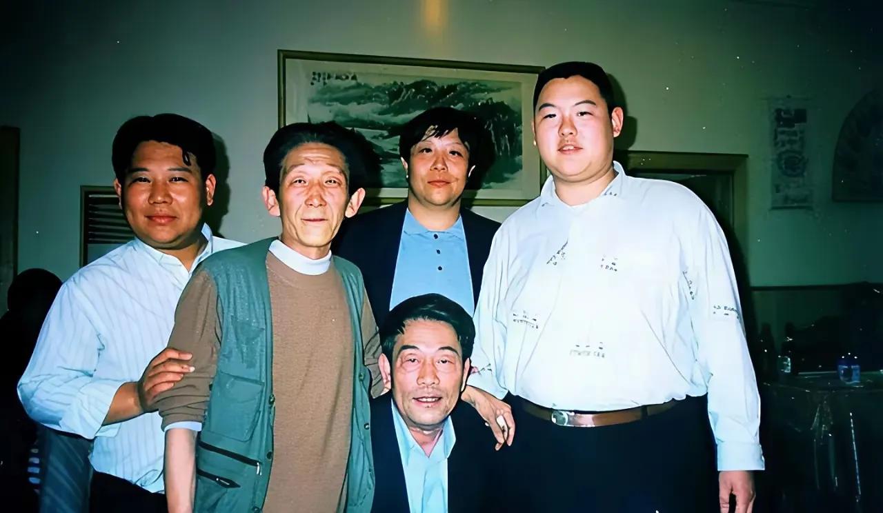 中间是杨少华，左边那位大家认识不？？？