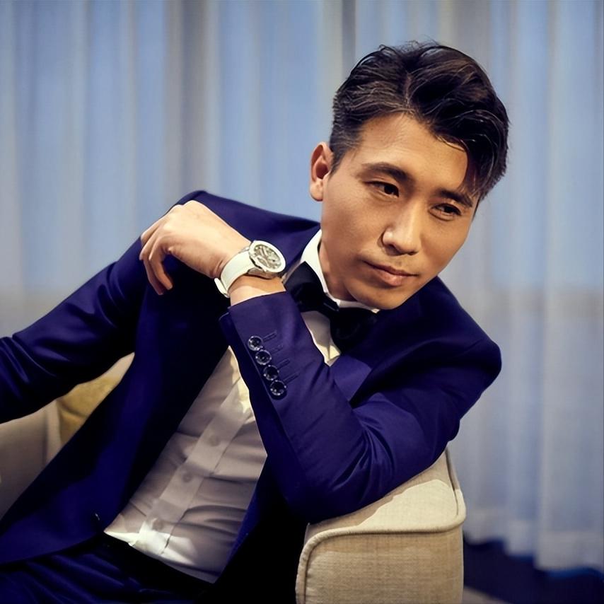 演员，李乃文说，考上戏剧学院，我是自费生，人家一个学期缴七百，我缴五千，感觉有些