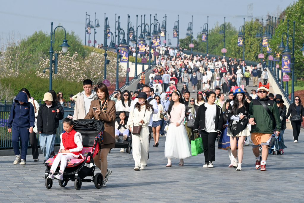 春假叠加清明小长假，上海迪士尼、乐高两大乐园迎客流高峰