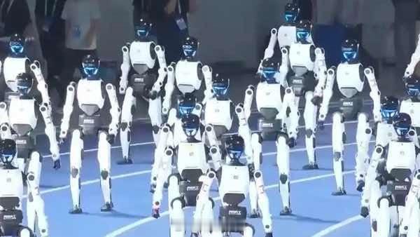 中国机器人连刷人类世界纪录23日，第二届世界人形机器人运动会进入第二个比赛日。4