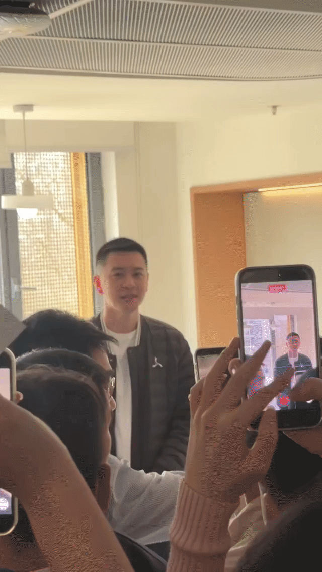 快手扫楼中，好多人好🔥 杨鸣老师，略显局促哈哈哈哈哈哈 ​​​