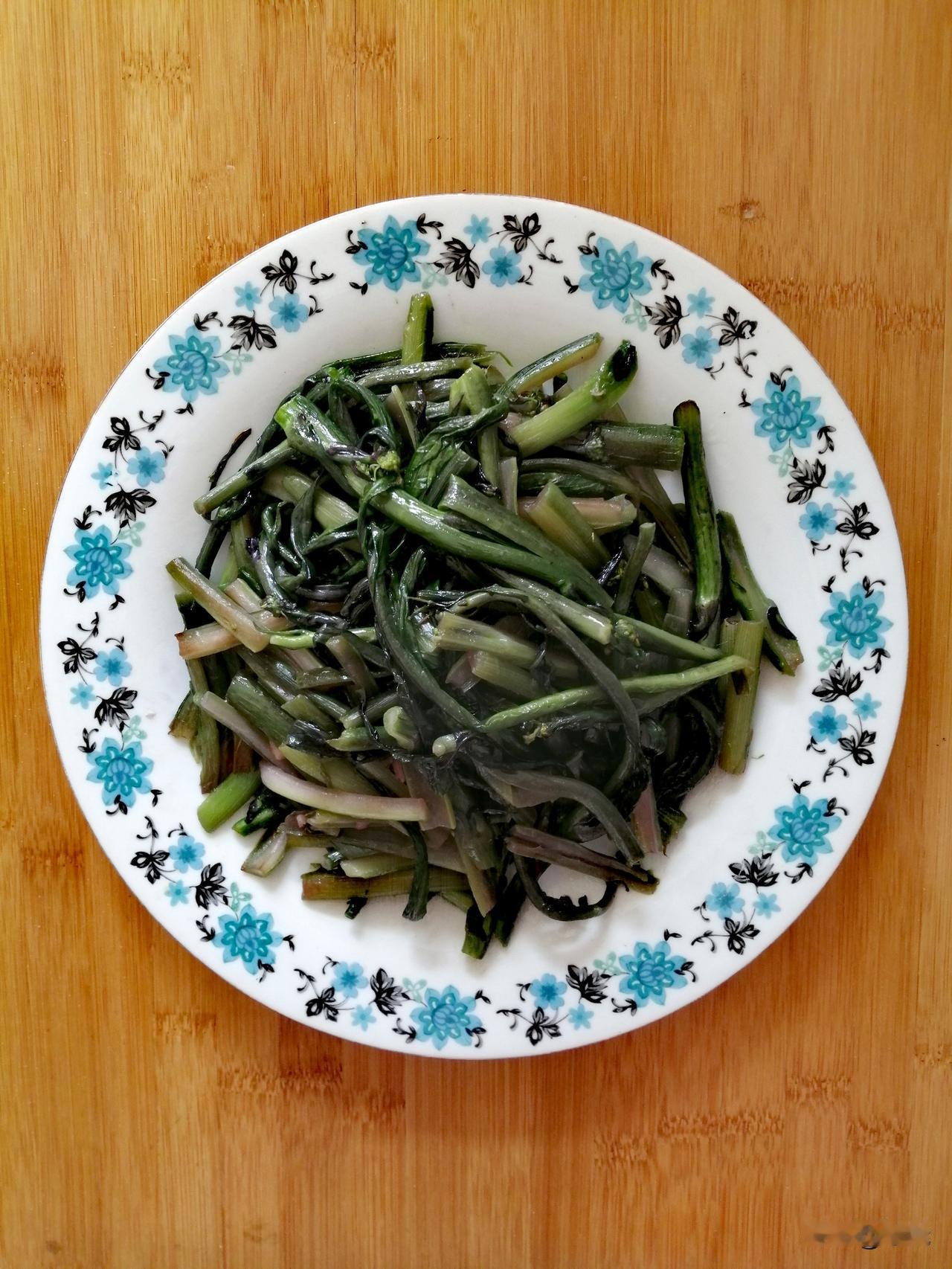 紫菜苔•绿菜芯
我在网上买了紫菜苔和绿菜芯。
紫菜苔颜色紫红，茎干细长，口感脆嫩