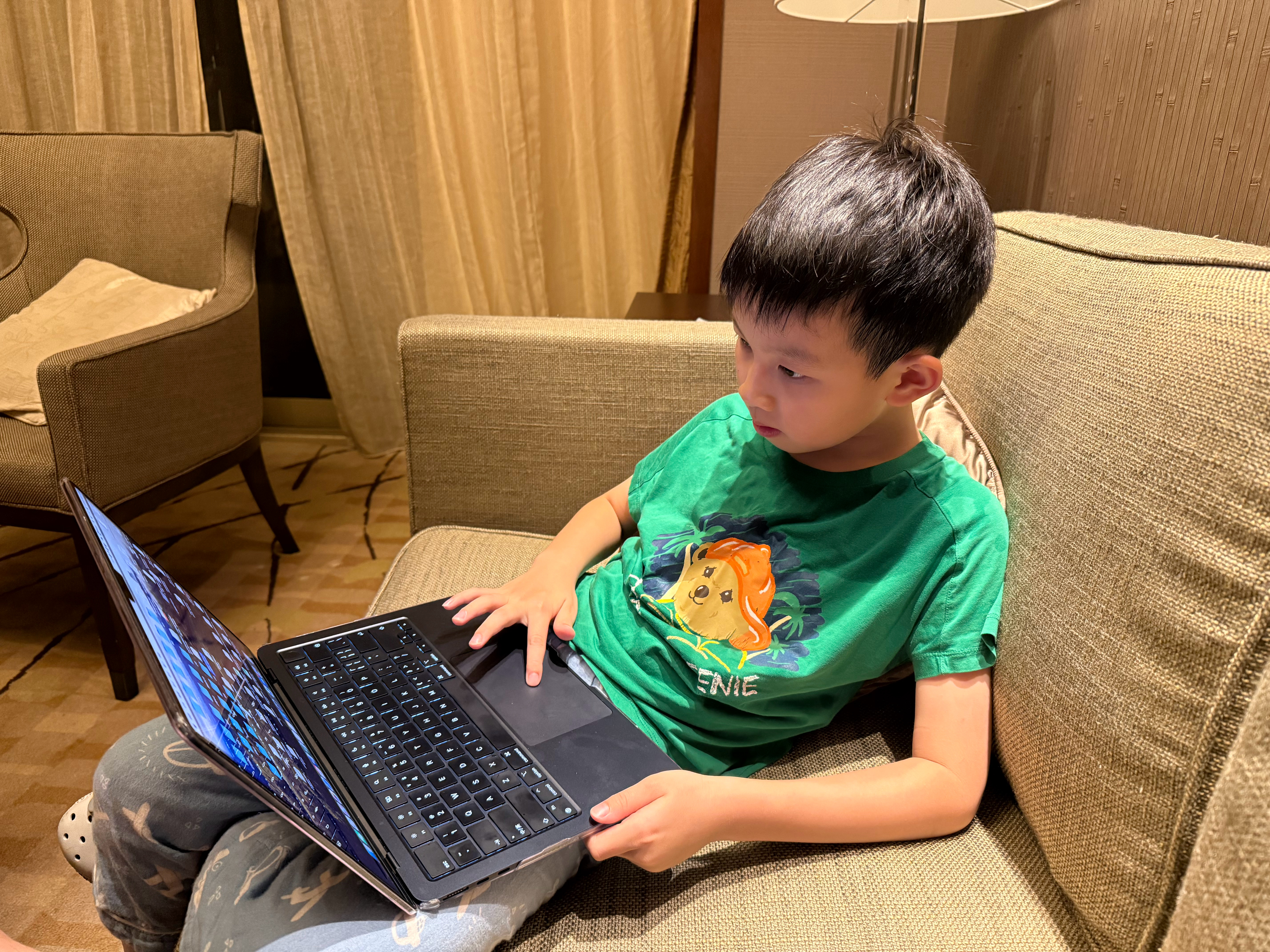 说我桌面太乱，帮我整理。 ​​​