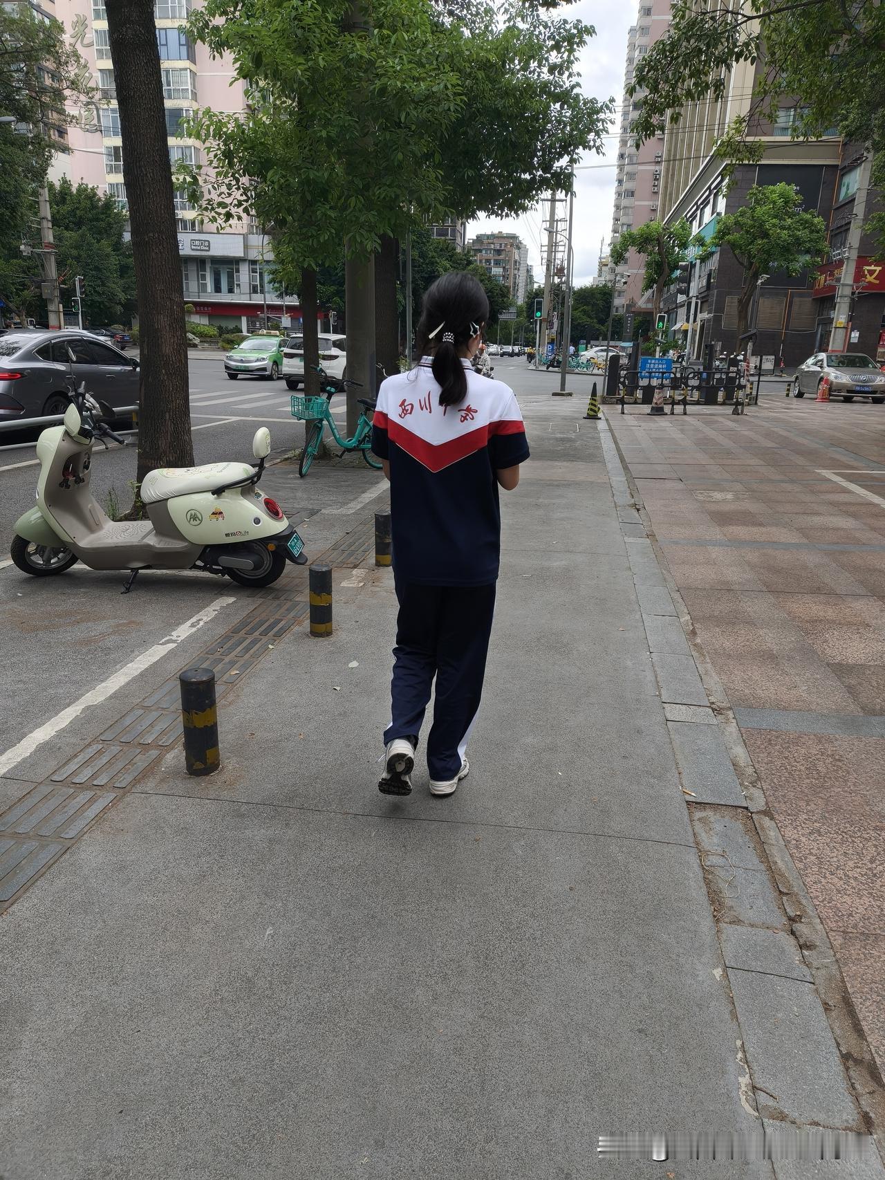 我这两天都没回家。雇主夫妻去外地喝喜酒了，我留在她家照顾小宝的起居。

因为小宝