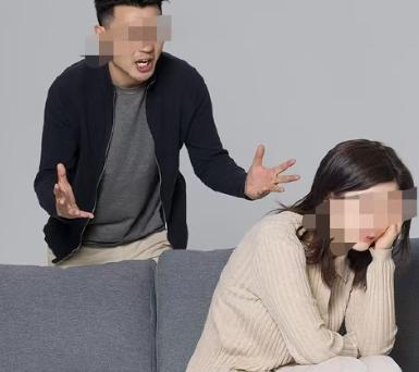 男子和同居女友吵架，盛怒之下说要杀了女友，随后一刀捅向了女友胸口，二人因此分手。