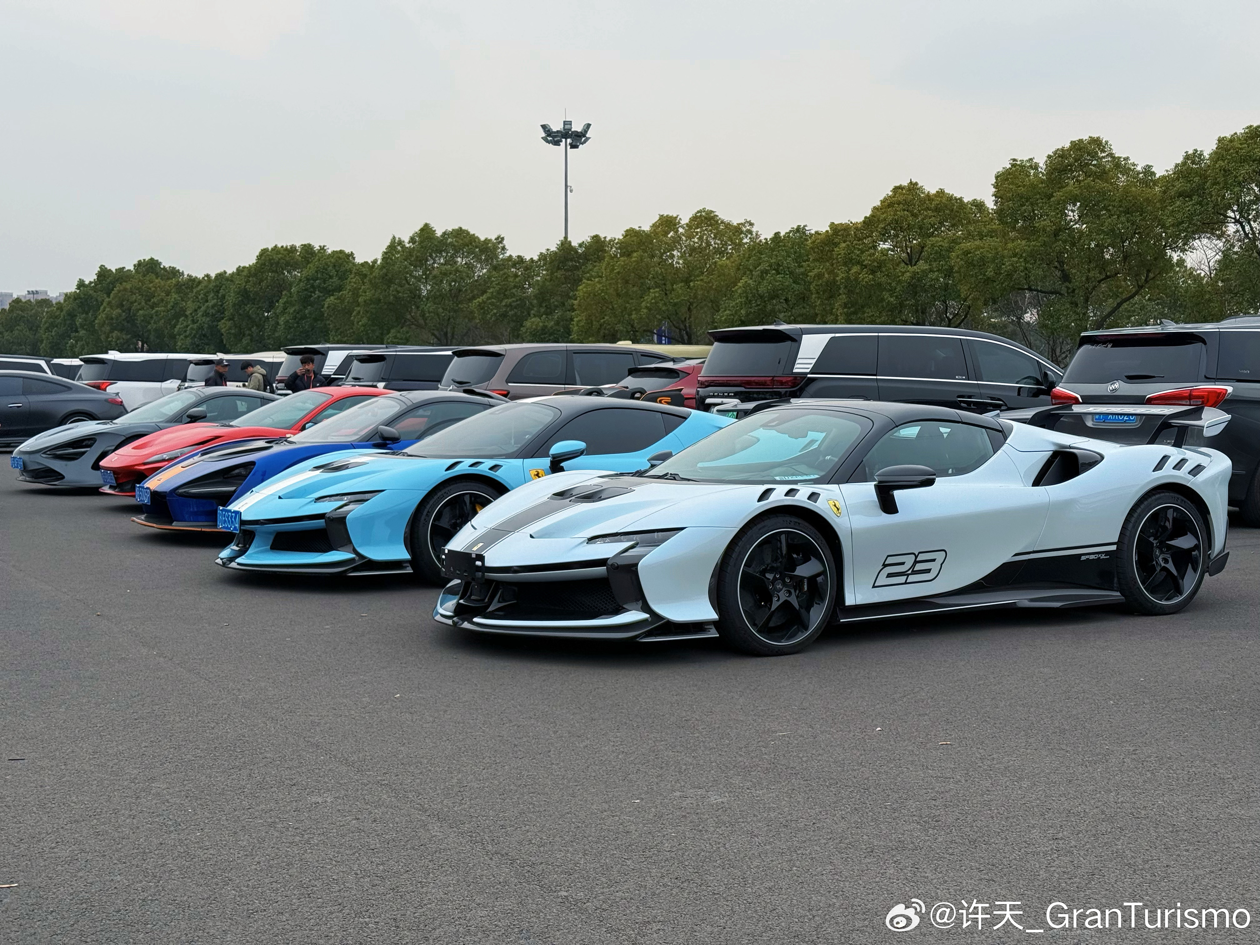 今天去F1场外逛了一圈停车场，比车展还好看。很多稀有的赛道版，这一组照片车型的平